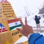 Hitchhiking in India: back from Pangong Tso to Karu